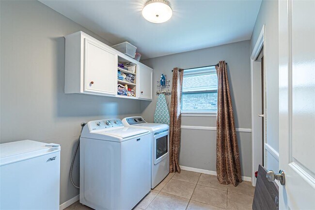 Building Photo - 5611 Winding Way Dr
