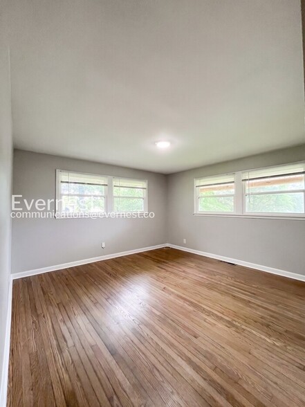 Building Photo - 405 Cedarvalley Dr