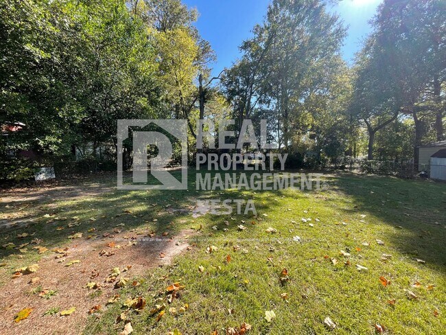 Building Photo - Three Bedroom House in South Macon