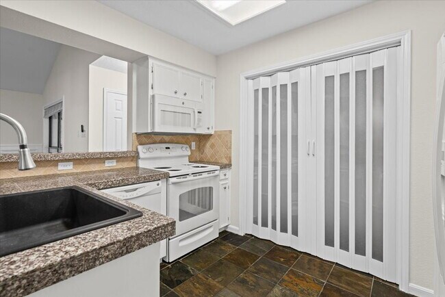 Building Photo - Very cute Lakeway duplex