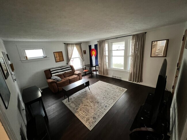 Building Photo - 610 Melville St