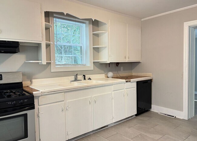 Building Photo - Available now. WATER & SEWER INCLUDED! Gre...