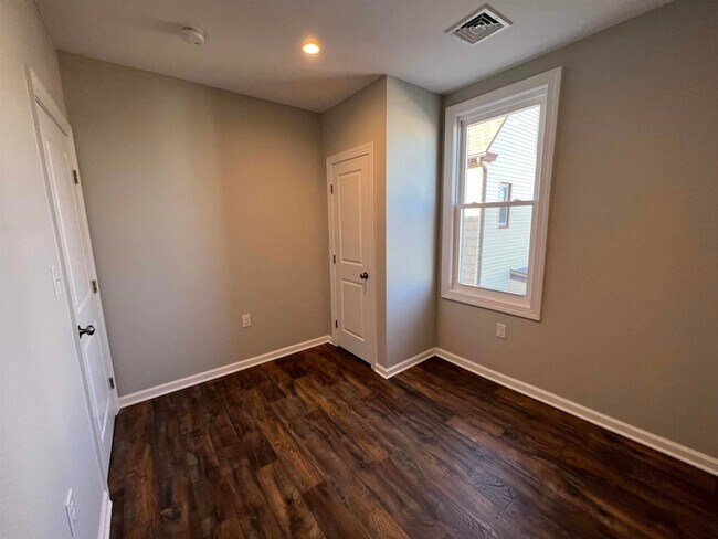 Building Photo - 440 Ave E