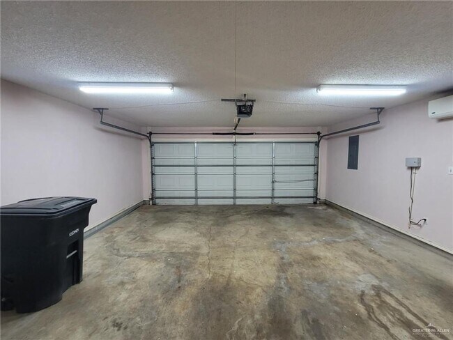 Building Photo - 417 E Bluebird Ave