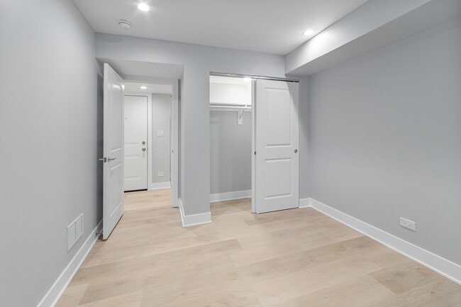 Building Photo - 935 W Winona St