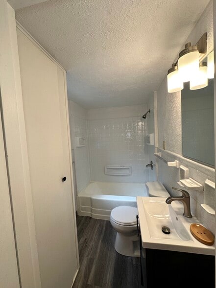 Building Photo - 2631 Bremont Ave
