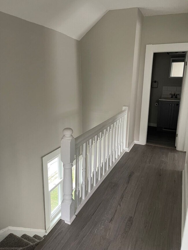 Building Photo - Three Bedroom House