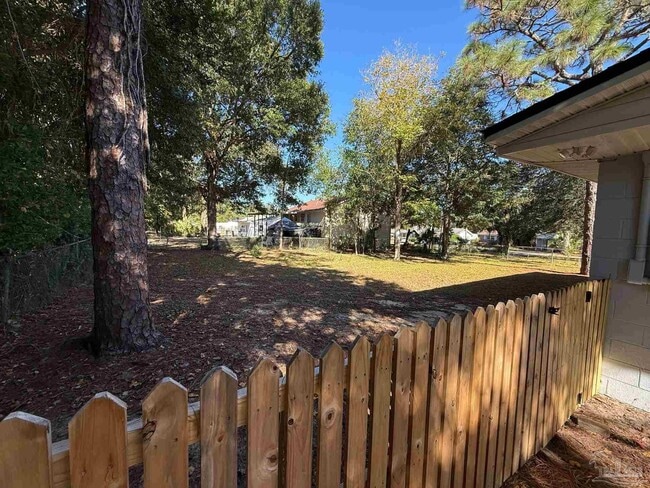 Building Photo - 808 Woodland Dr