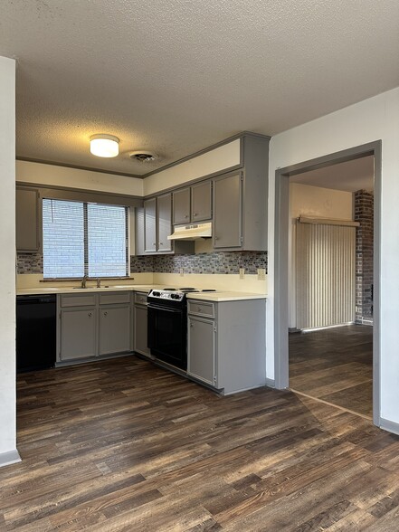 Building Photo - 103 Montego Ct