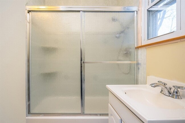 Building Photo - 13 E 52nd St