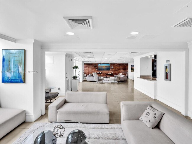 Building Photo - 650 West Ave