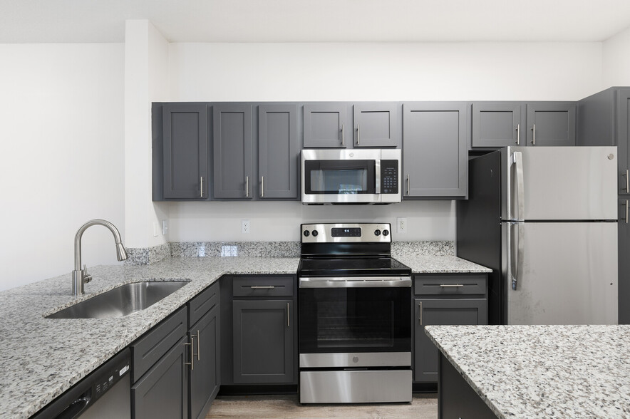 2BD, 2BA - 1078SF - Kitchen - Almaville Apartment Homes