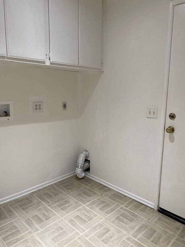 Building Photo - Single Story RSM house with HUGE yard!