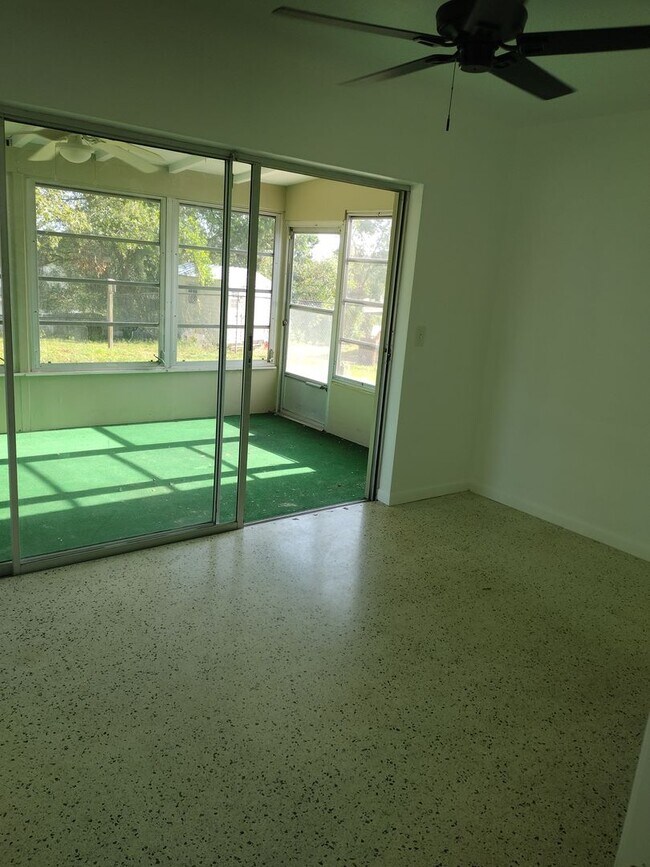 Building Photo - 3 bed 2 bath with bonus room