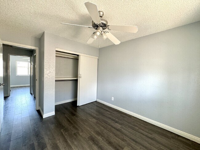 Building Photo - 4BD/3BA Henderson Townhome with Fireplace,...