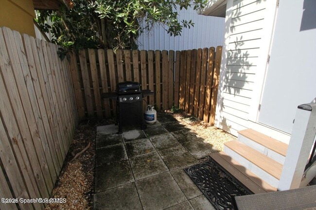 Building Photo - 1935 Oak St