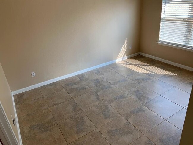 Building Photo - 2866 Southampton Way