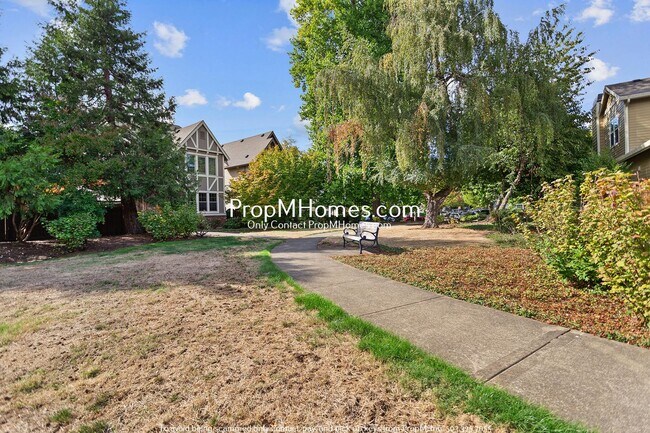 Building Photo - Cozy Two Bedroom Townhome in the Heart of ...