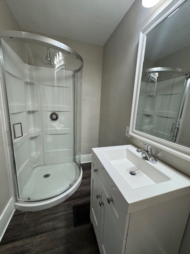 Building Photo - 2 Bed Updated Kitchen must See!