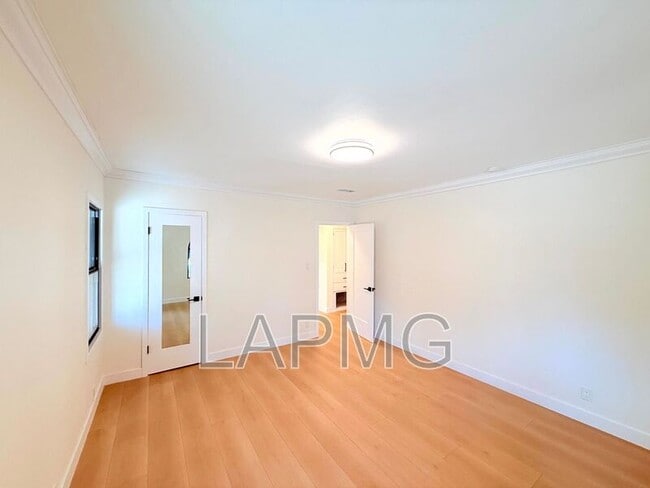 Building Photo - 6130 Whitsett Ave