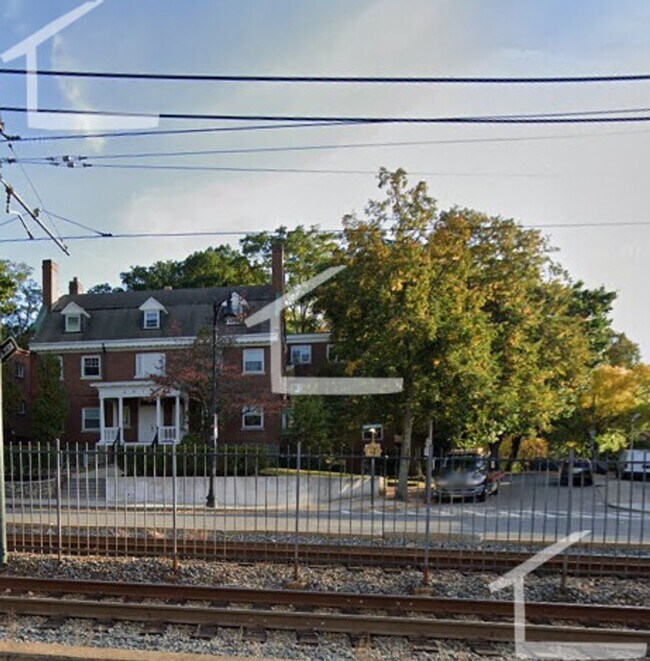 Building Photo - 1BR 1Bth unit. Great location! Walk to BC, on Green Line.