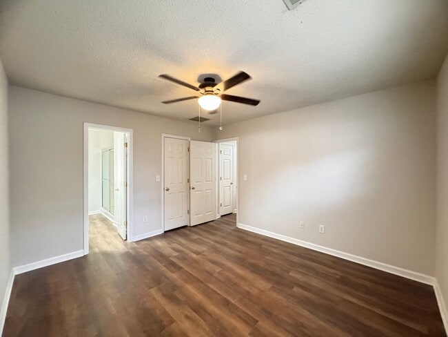 Building Photo - 2BR 2BA One Level Townhome with Garage