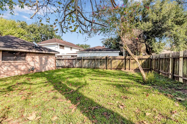 Building Photo - 2710 Green Fields Dr