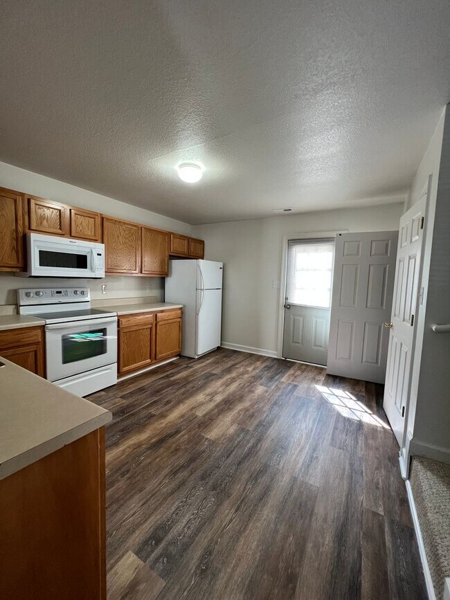 Building Photo - 106 Streamwood Dr