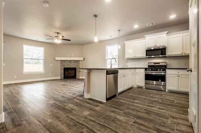 Building Photo - 2541 Fallview Dr