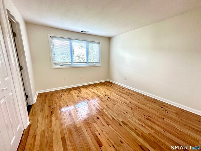 Building Photo - 20 Oak Ridge Dr