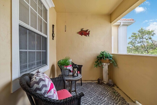 Building Photo - Beautiful furnished & turnkey ready  2/2 unit available now for an annual lease