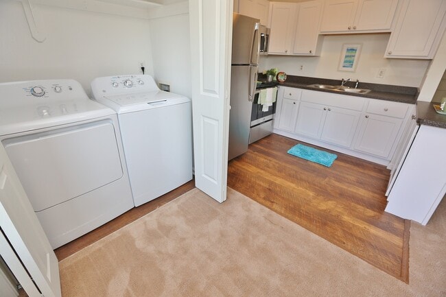 Building Photo - UPDATED & READY 07-14-25! 2-Bedroom 2nd Fl...