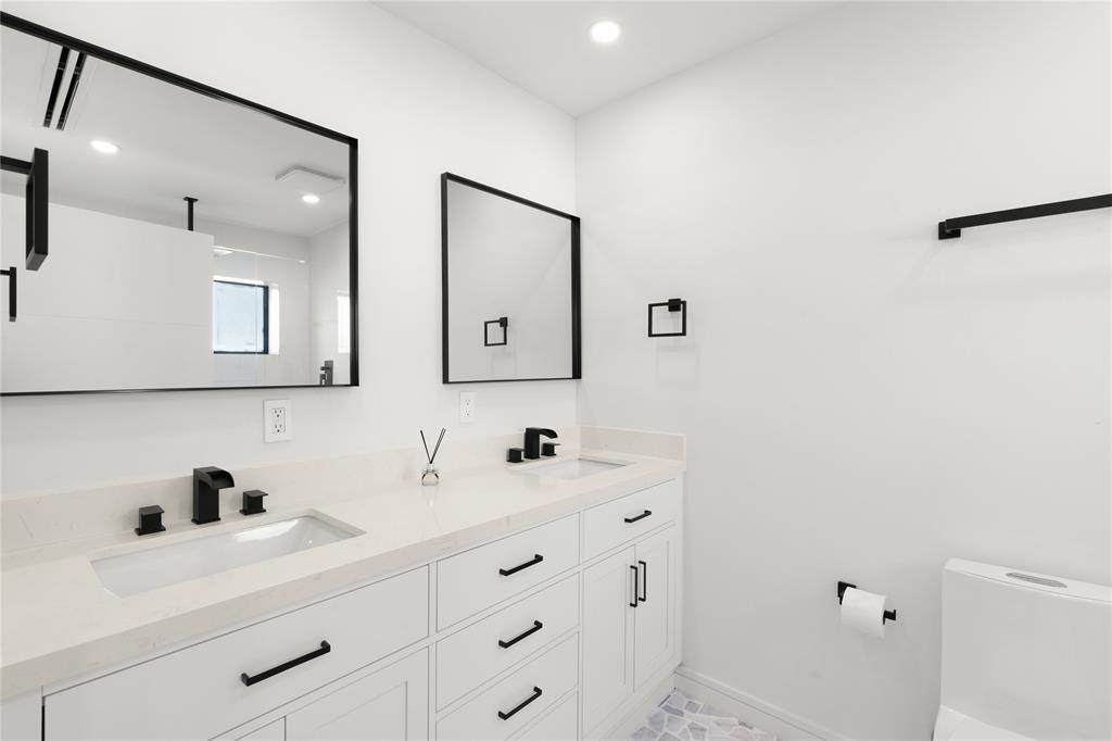 Building Photo - 455 SW 14th Ct