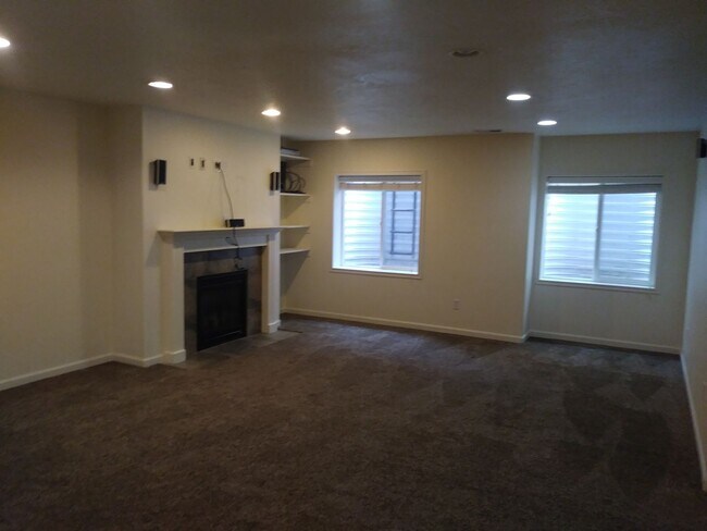 Building Photo - Gorgeous 5 Bedroom 3 Bathroom home in Lehi