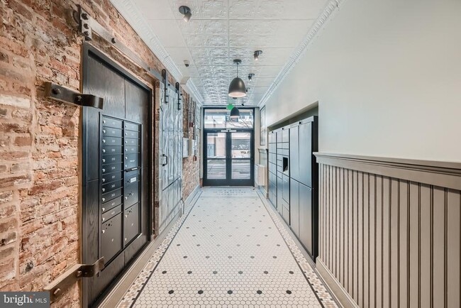 Building Photo - 303 N Howard St