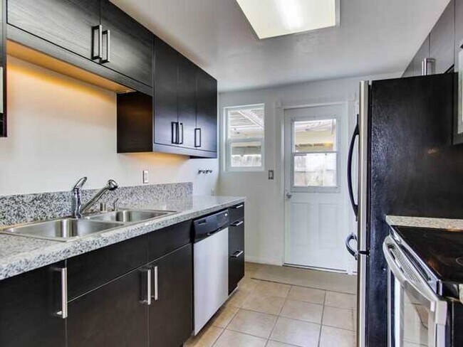 Building Photo - Awesome Townhome w/ 3 bedroom