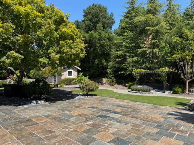 Building Photo - Beautiful updated single level Lafayette h...
