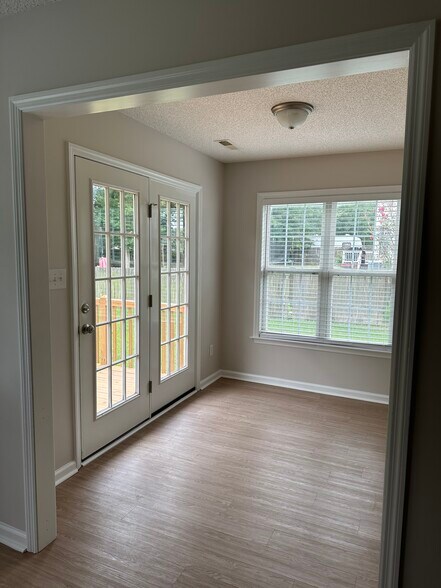 Building Photo - 421 Holly Ln