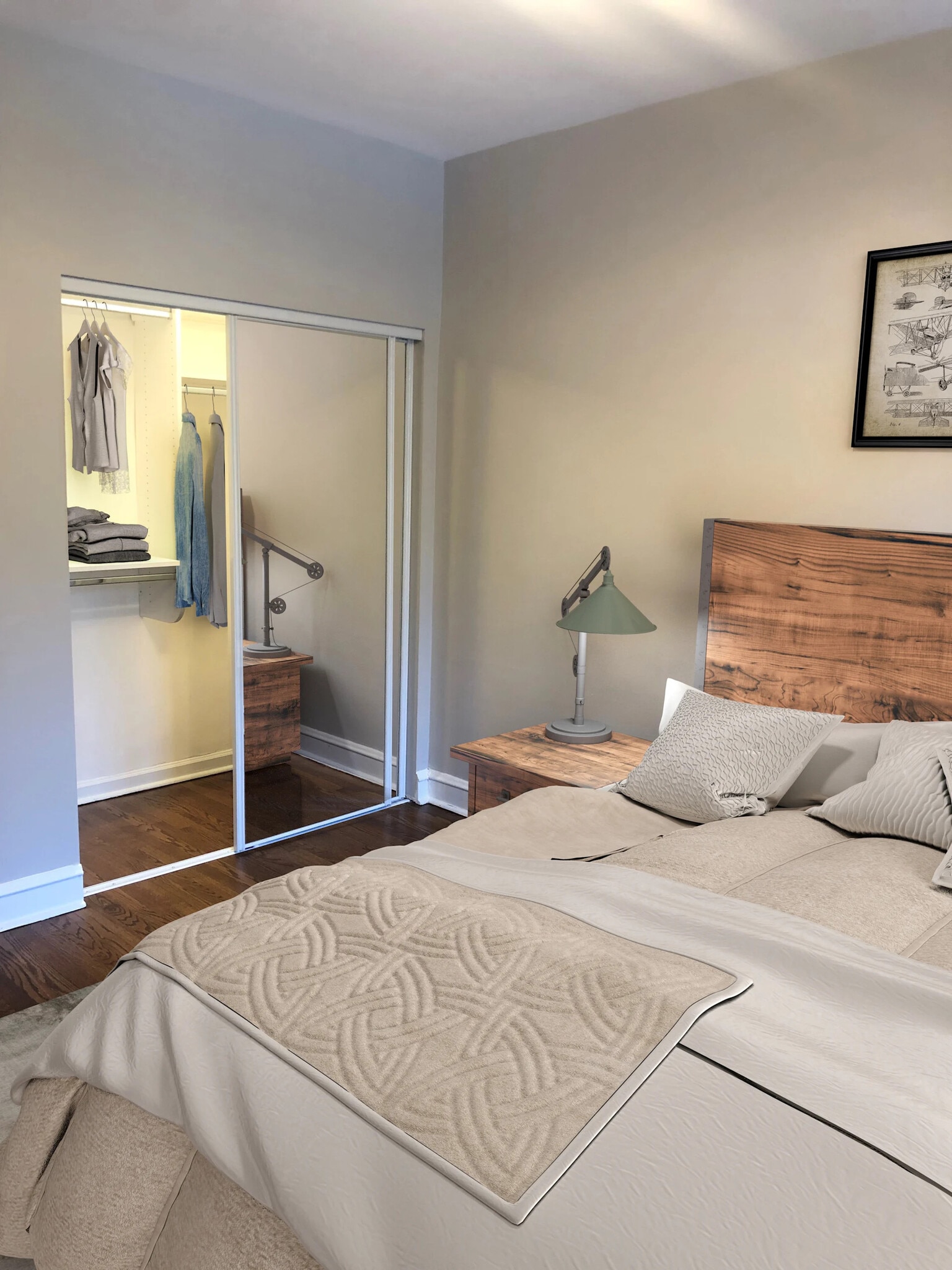 Building Photo - 2226 N Kenmore Ave