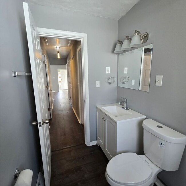 Building Photo - Charming 3-Bedroom Home / Pet-Friendly / A...