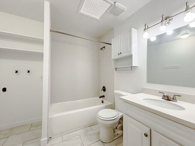 Building Photo - 2 Bed 1 Bath - New carpet - New paint - Great location!