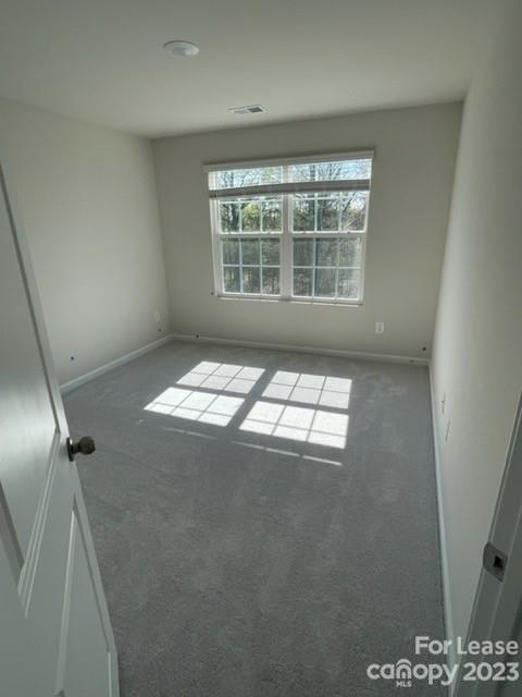 Building Photo - Newer town home available end of December!