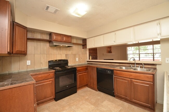 Building Photo - 522 Whippoorwill Dr