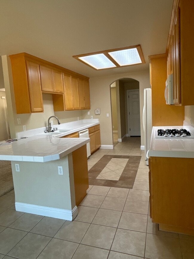 Building Photo - Central Roseville Single Story, 3 Bedroom, 2 Bath, 2 Car Garage Close to schools & Shopping