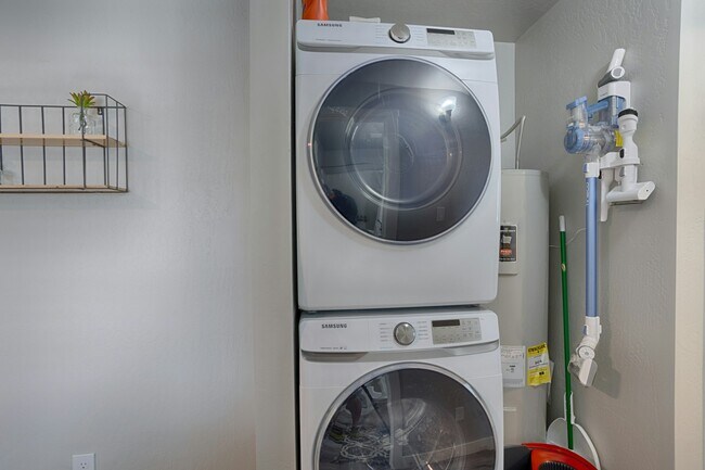 Building Photo - 1110 West Woodland Lake Road, Unit B