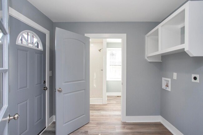 Building Photo - 1111 Westchester Dr