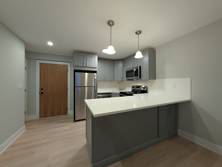 Building Photo - 1214 N La Salle Dr