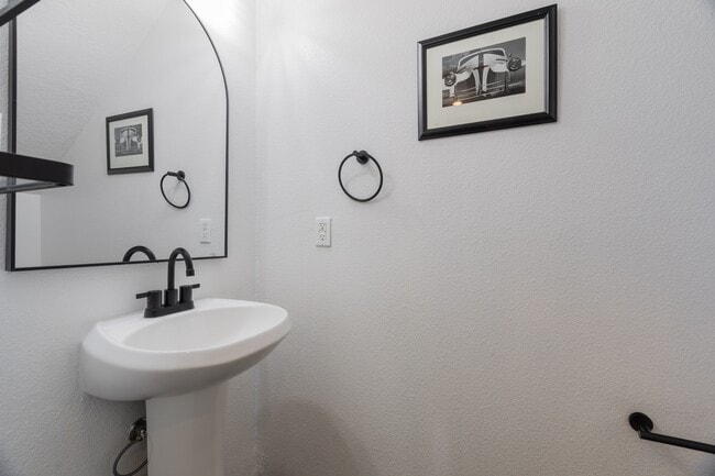 Building Photo - 877 Silver Ave SW