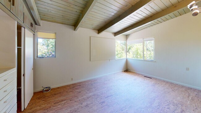 Building Photo - 3 Bed, 2 Bathroom home with large enclosed...