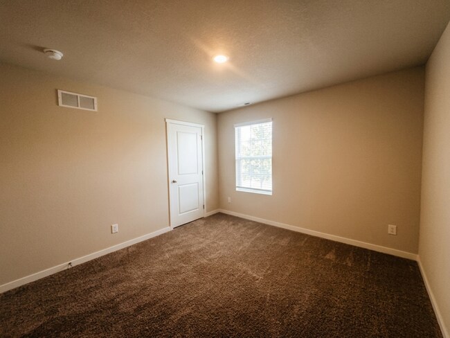 Building Photo - 1619 Port Royal Dr – 4 Bed/2.5 Bath in Belterra (Papillion) | Open Concept, Fireplace, Walk-In Pa...